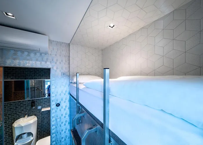 Diamond Capsule Amsterdam South Hotel 2*